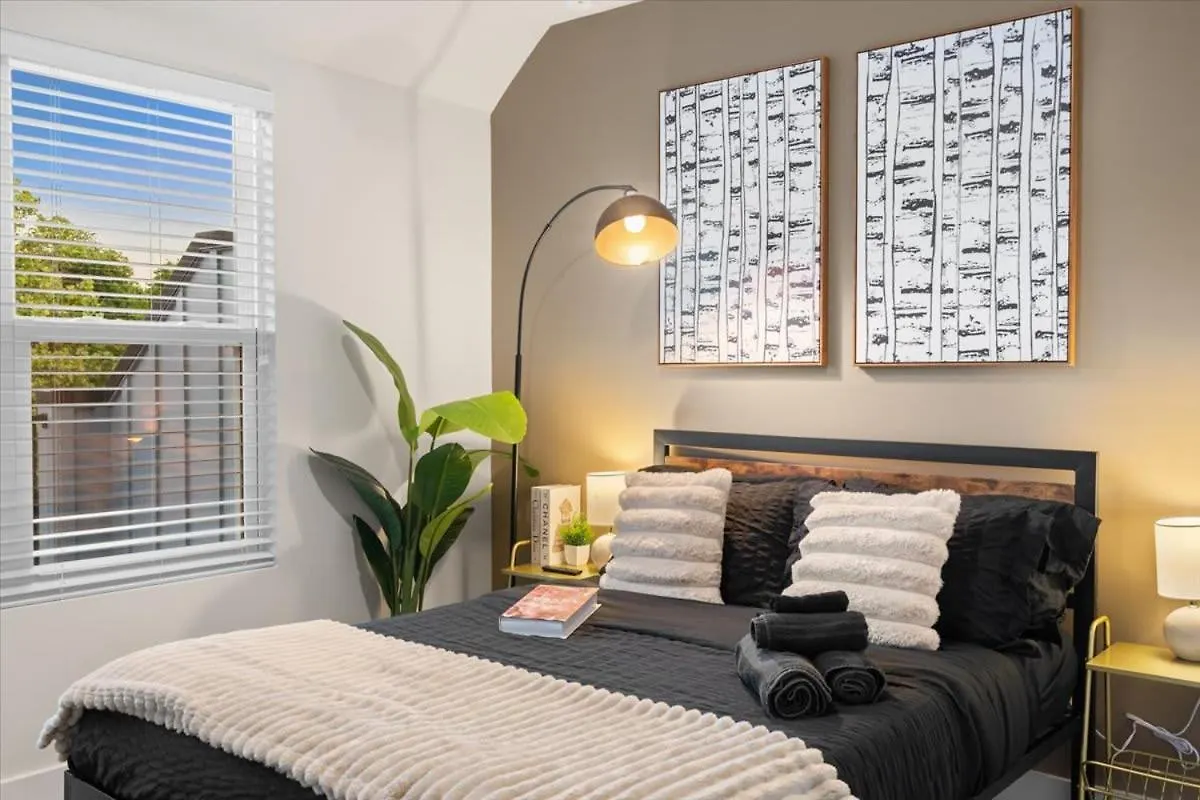 Hébergement de vacances Villa Luxurious King 3Br Townhouse Mins To Uptown Clt! à Charlotte États-Unis