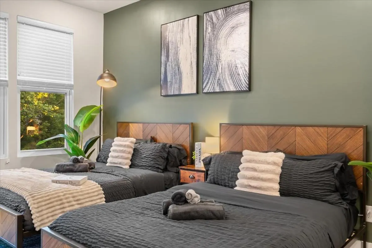 Hébergement de vacances Villa Luxurious King 3Br Townhouse Mins To Uptown Clt! à Charlotte